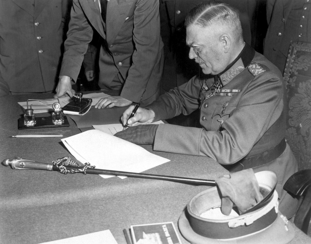 Le 8 mai 1945, le maréchal Wilhelm Keitel signe la capitulation de la Wehrmacht dans la banlieue est de Berlin.
