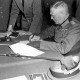 Le 8 mai 1945, le maréchal Wilhelm Keitel signe la capitulation de la Wehrmacht dans la banlieue est de Berlin.