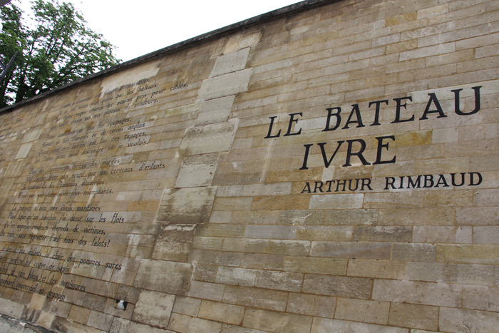 A Paris, près de l'église Saint-Sulpice, on peut lire sur le mur qui longe la rue Férou "Le bateau ivre" de Rimbaud. Ce projet a été réalisé grâce à la fondation hollandaise Tegen Beeld, spécialisée dans la peinture de poèmes sur murs, à l’association internationale des Amis de Rimbaud, et au peintre hollandais Jan Willem Bruins.