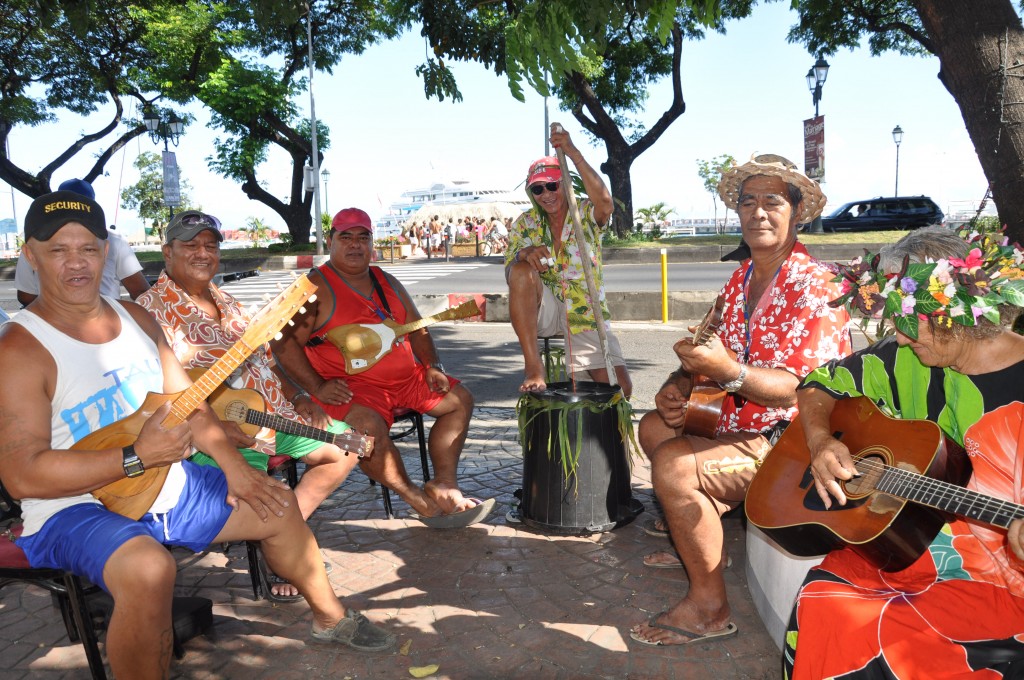 Musique tahitienne, rue Jeanne d'Arc à Tahiti (devant Le Rétro où le 20 août 1980 mourut Joe Dassin).