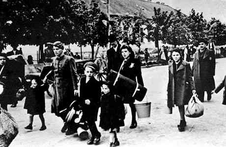 L'arrivée des déportés juifs au camp de Terezin (République tchèque).